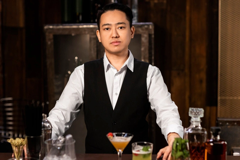 Personal hotel din Asia la bar