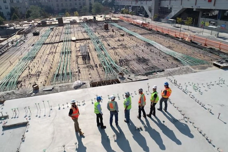 Echipă de muncitori asiatici pe un șantier de construcții din Moldova