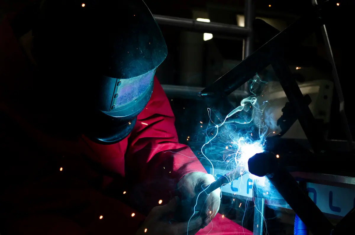 Echipă de sudori asiatici Moldova pregătită de lucru pe șantier industrial