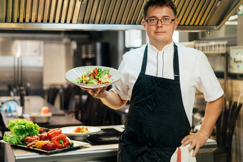 Personal restaurante din Asia în bucătărie