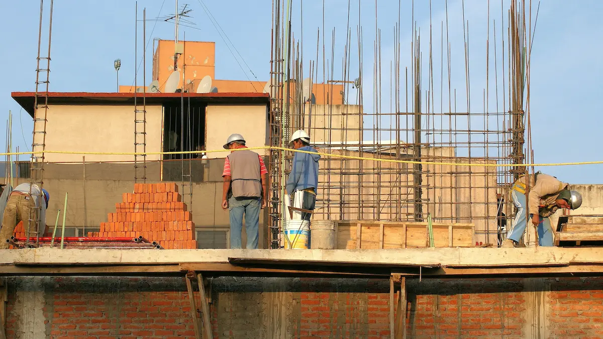Muncitori nepalezi constructii Moldova - santier cu macarale