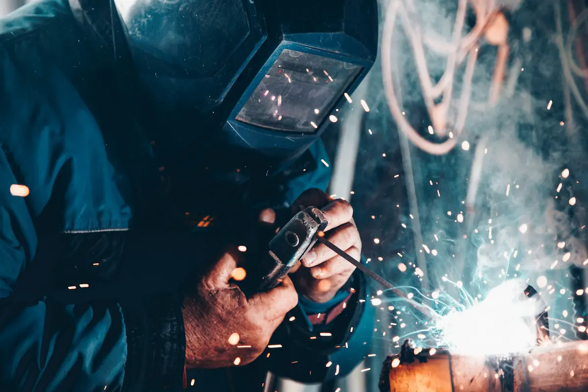 Sudori asiatici Moldova lucrând într-o fabrică de confecții metalice