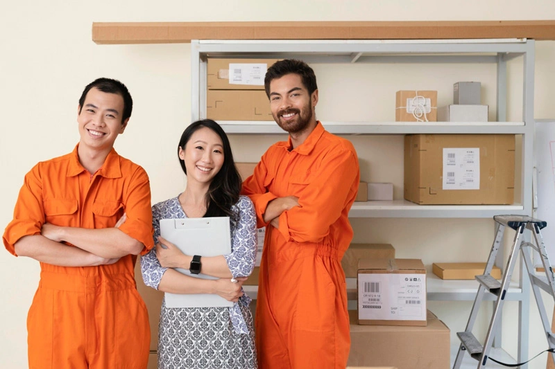 Personal livrare din Asia la organizarea depozitului