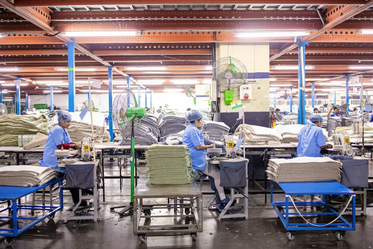 Muncitori din Asia pentru fabrici Moldova pe linia de asamblare