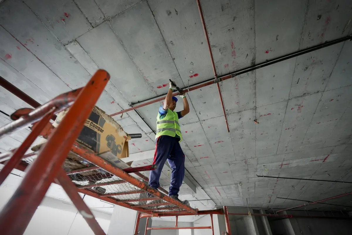 Muncitori în construcții pe șantier în Moldova