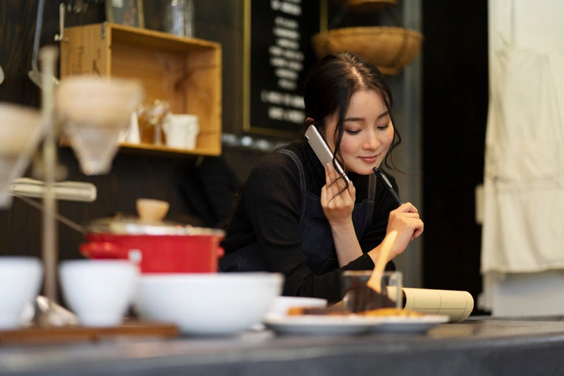 Personal HoReCa din Asia servind clienți