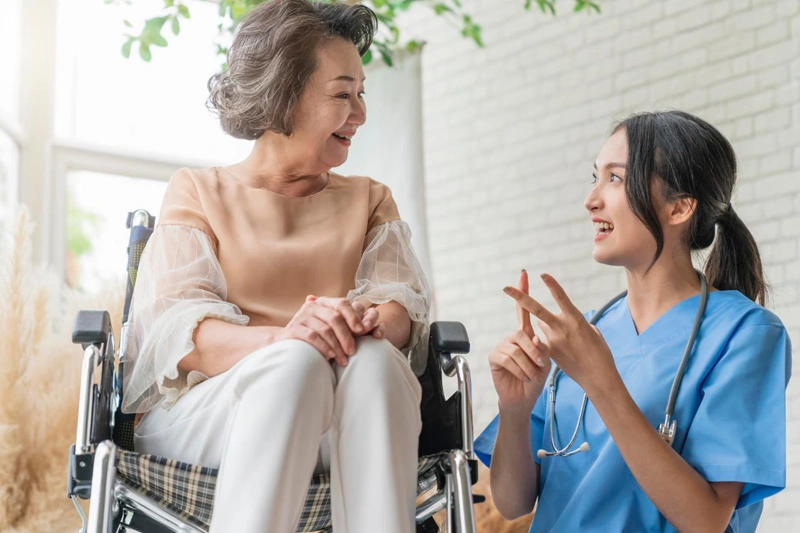 Personal ingrijire batrani din Asia alături de un senior