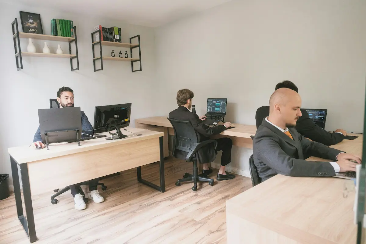 Echipă de consultanți AsiaConect lucrând într-un birou profesionist