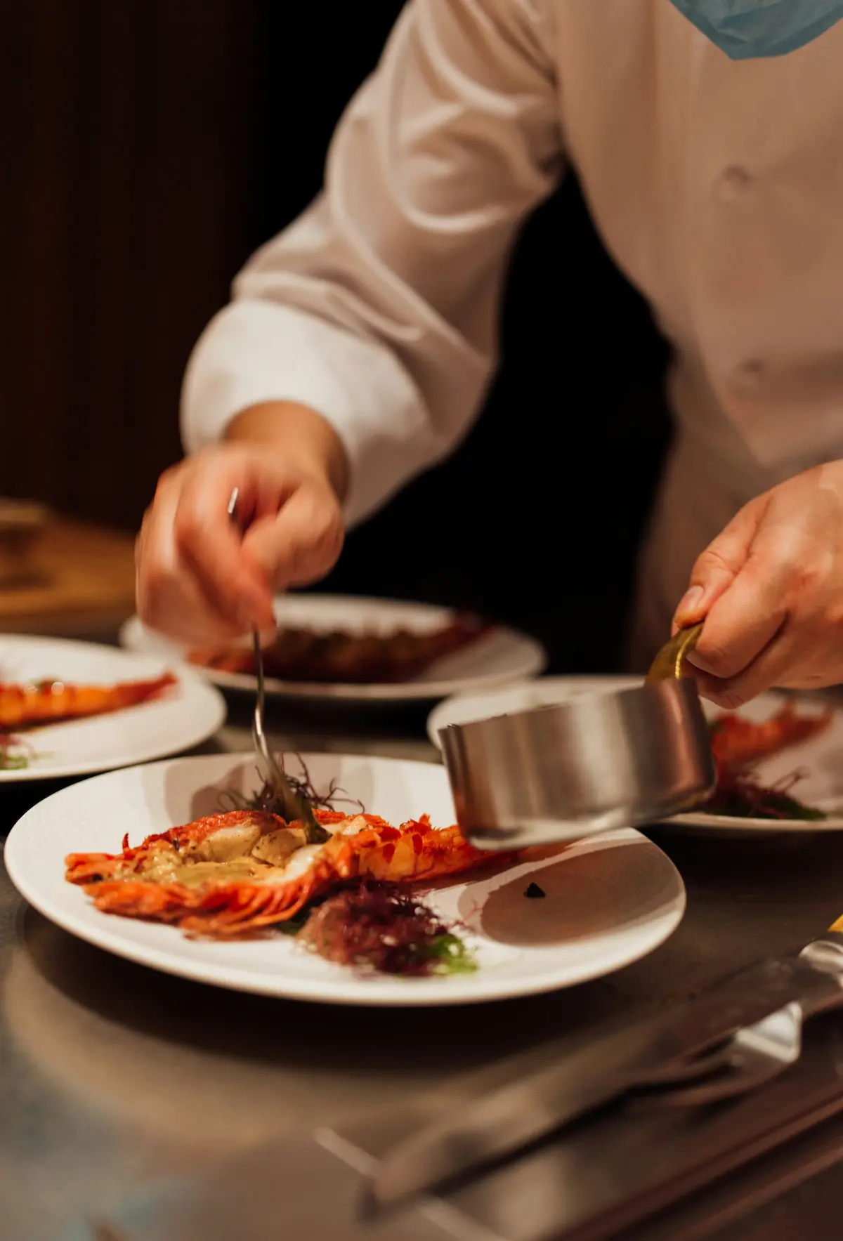 Muncitori asiatici în restaurante emplatând un preparat rafinat
