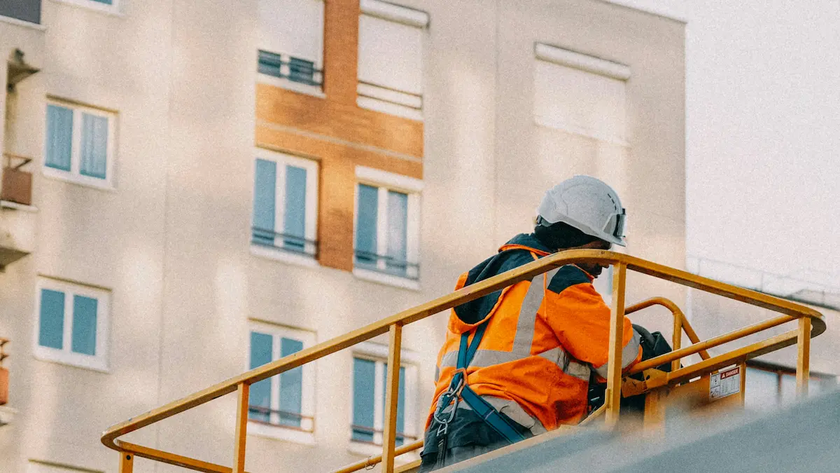 Muncitor asiatic constructii echipat cu ham de siguranță la înălțime