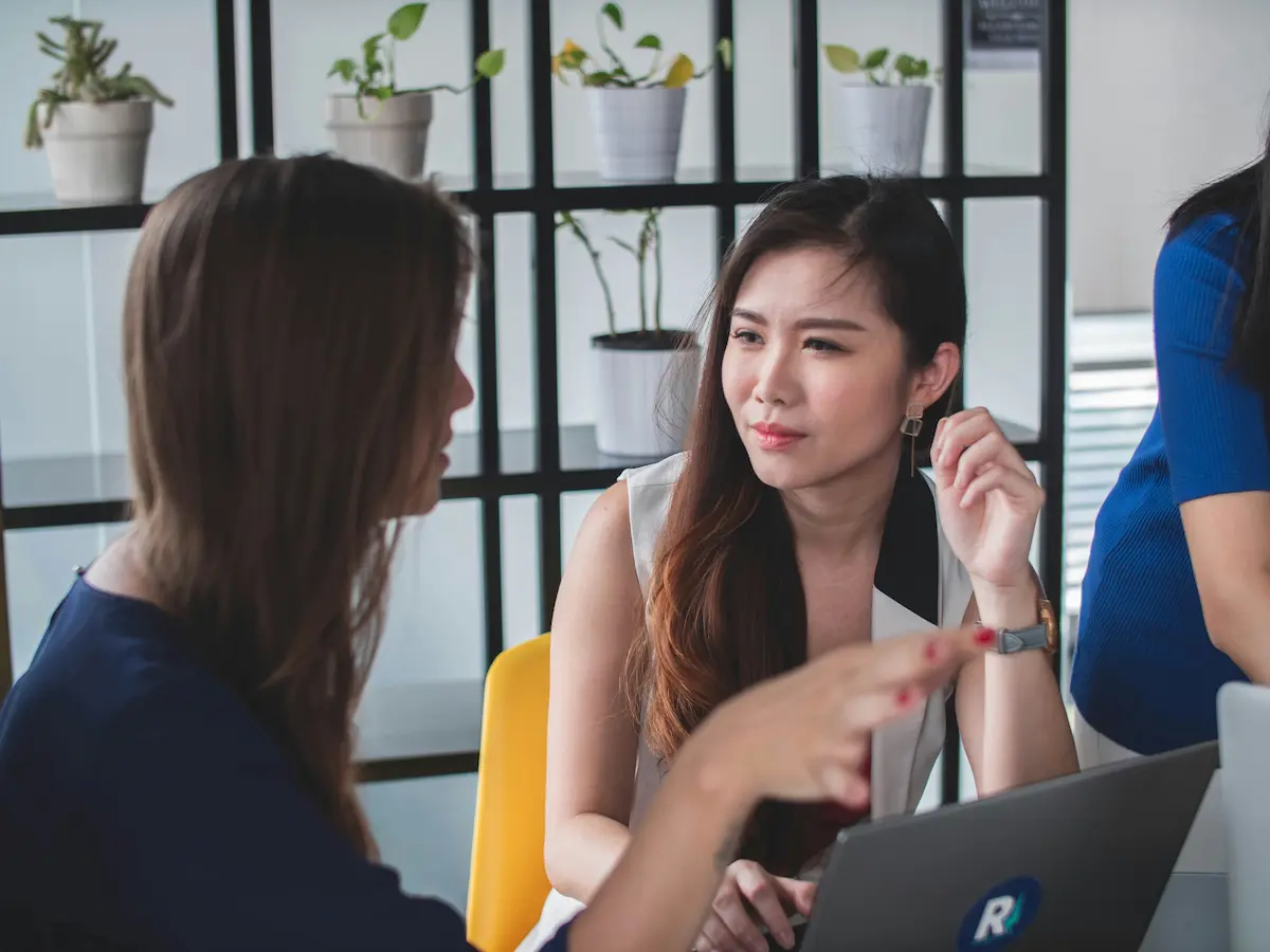 Echipă integrată recrutată printr-o agentie recrutare muncitori Asia