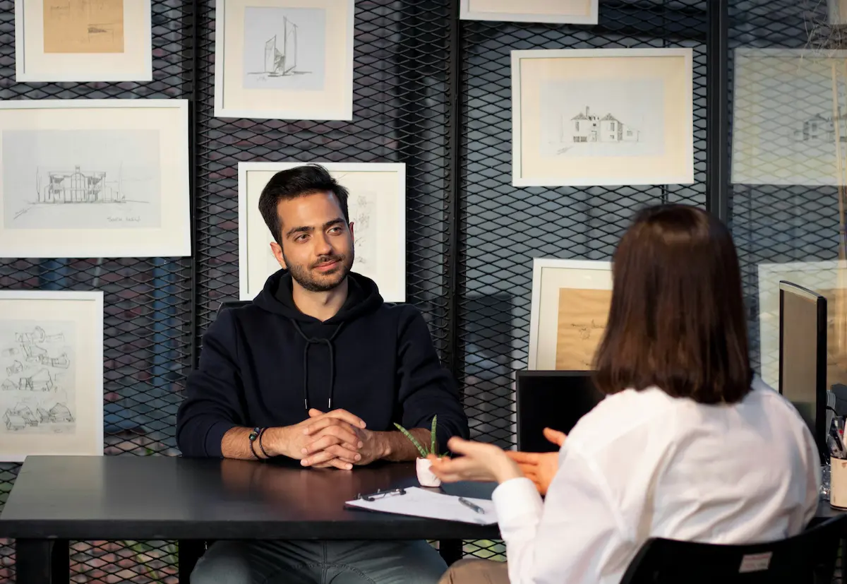 Agentie recrutare muncitori Asia intervievând un candidat pentru angajare
