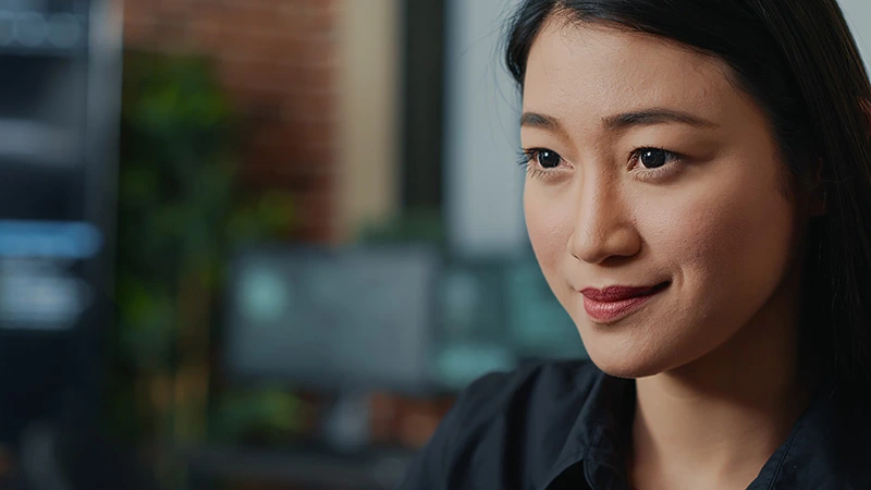Consultant AsiaConect discutând cu un client despre recrutare personal din Asia