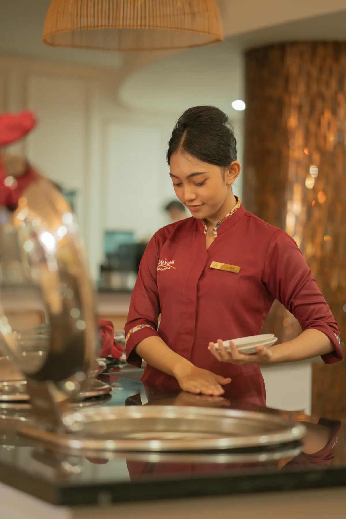 Bucătăreasă din Asia gătind în bucătăria profesională a hotelului