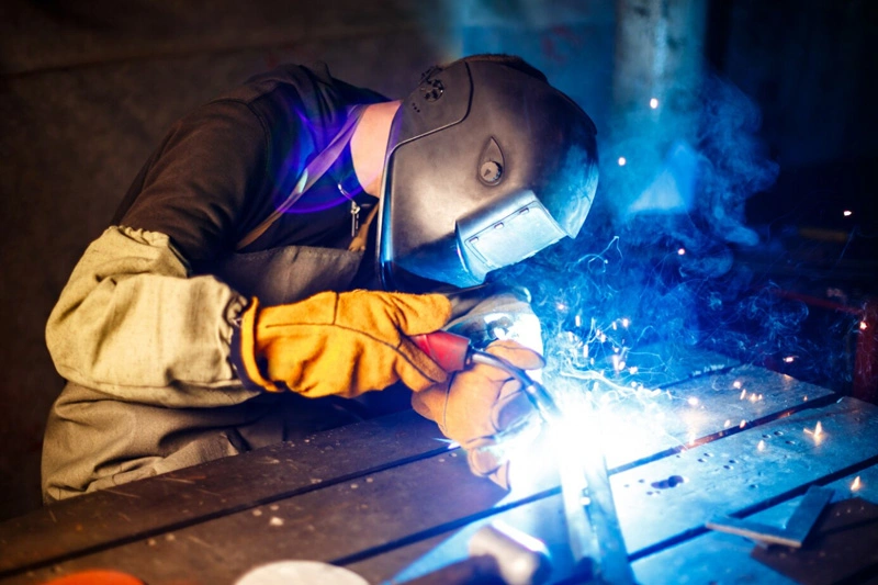 Sudori din Asia sudând o structură metalică
