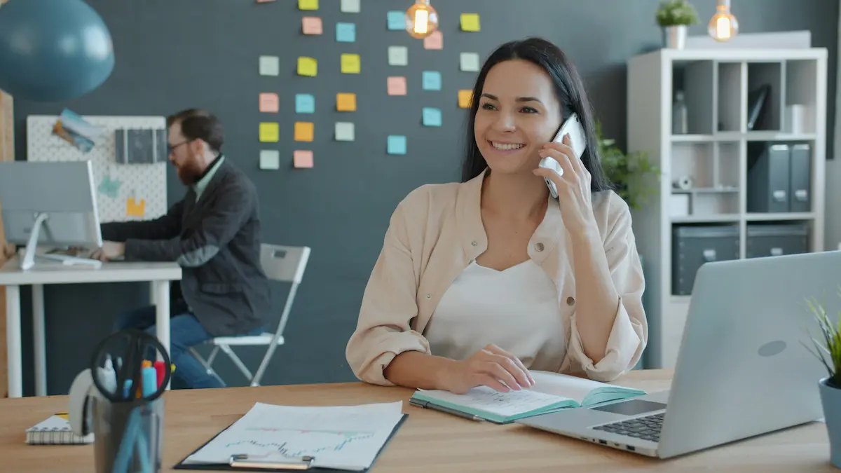 Antreprenor la telefon planificand recrutarea de personal