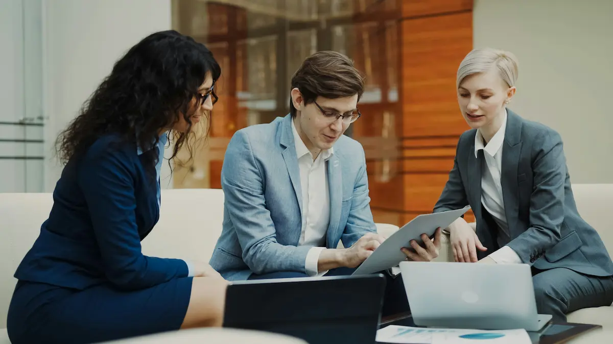 Echipa de business discutand parteneriat pentru muncitori din Asia Moldova