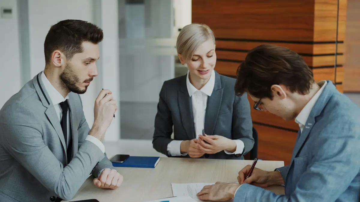 Semnat contract — intocmire documente muncitor din Asia Moldova