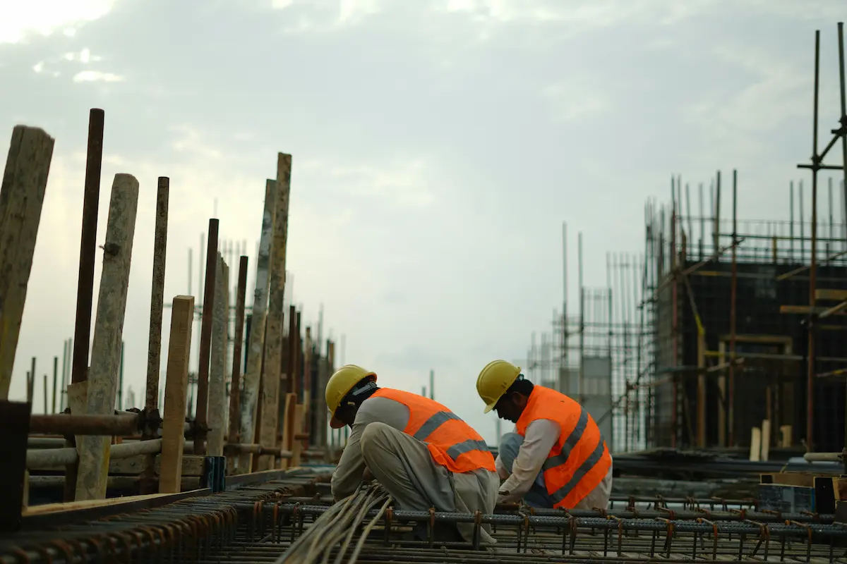 Echipă de muncitori pe un șantier de construcții