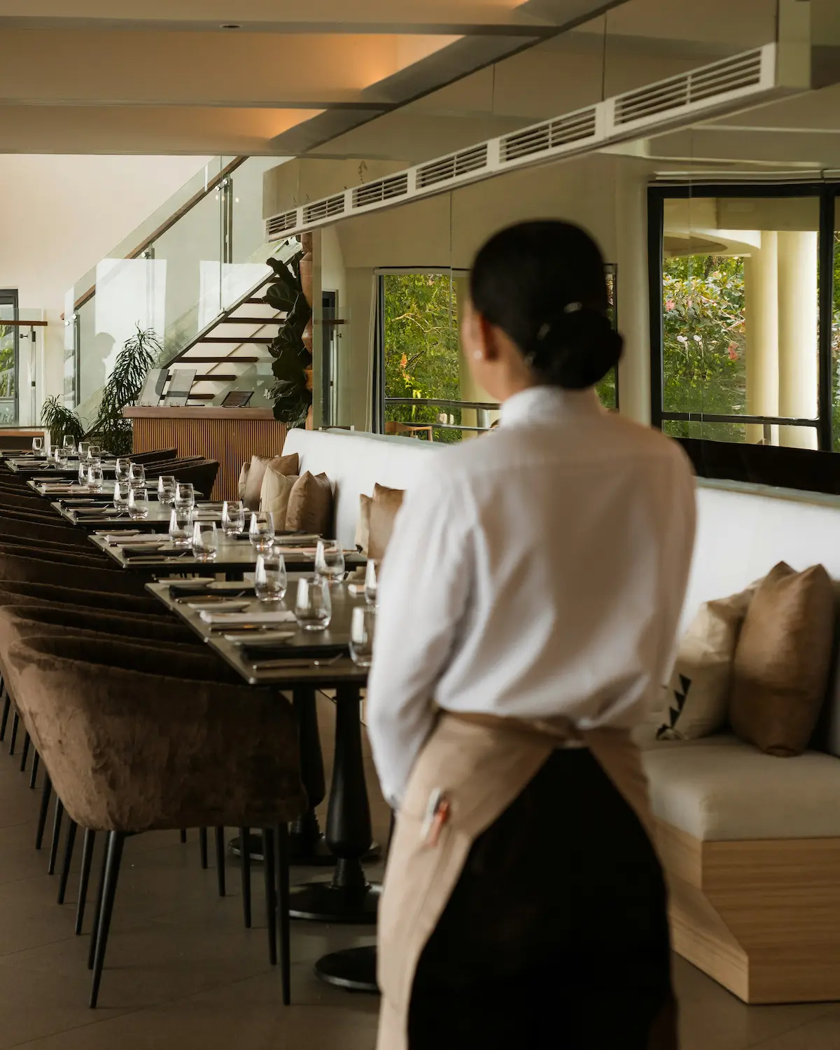 Bucătar-șef cu tochă albă zâmbind în restaurantul hotelului